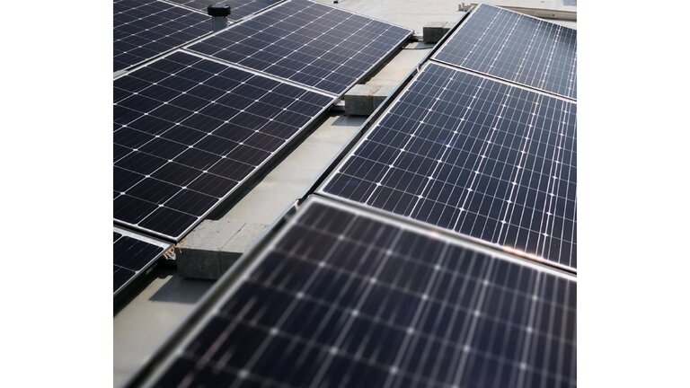 VAEPLAN Solar Dachbahnen auf einem Flachdach unterhalb von Solaranlagen